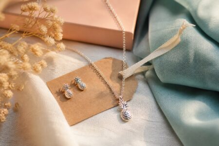 Collar y pendientes de piña listos para regalar